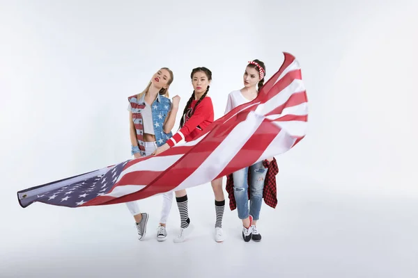 Jovens mulheres com bandeira americana — Fotografia de Stock