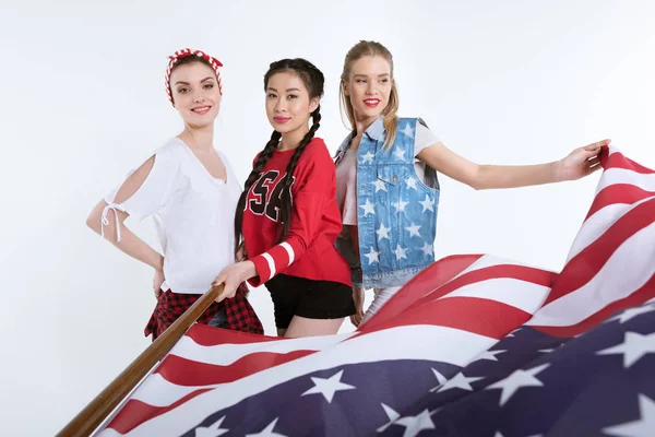 Mujeres jóvenes con bandera americana —  Fotos de Stock