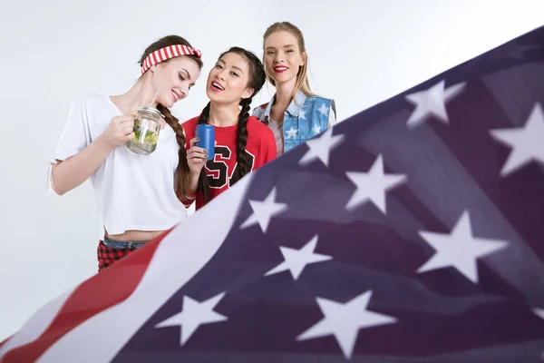 Lachende meisjes met Amerikaanse vlag — Stockfoto