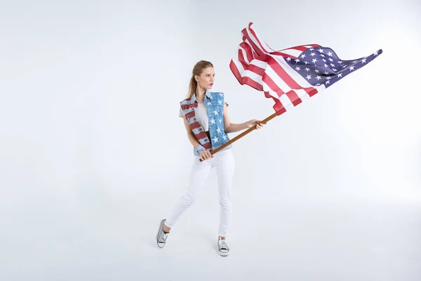 Jonge vrouw wuivende Usa vlag — Stockfoto