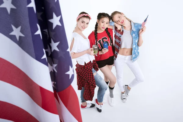 Νεαρές γυναίκες με αμερικανική σημαία — Φωτογραφία Αρχείου