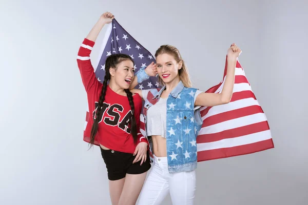 Girls standing and holding flag of USA — Free Stock Photo