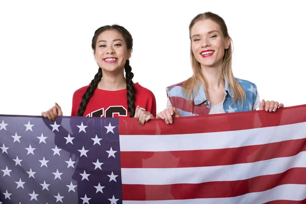 Mulheres multiétnicas segurando bandeira dos EUA — Fotografia de Stock