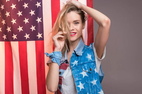 ABD bayrağı önünde poz kadın — Stok fotoğraf