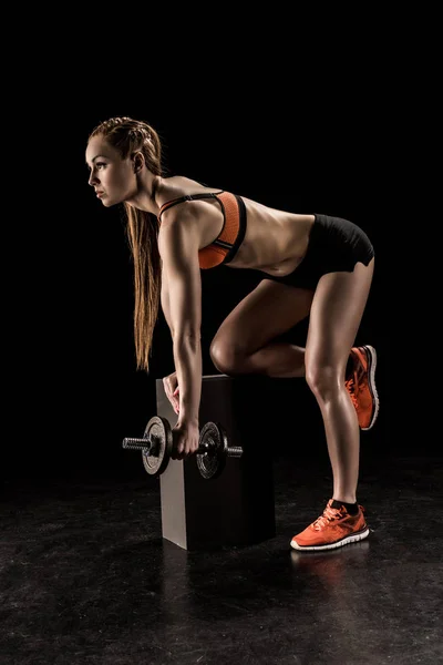 Sportswoman exercising with dumbbell — Stock Photo, Image