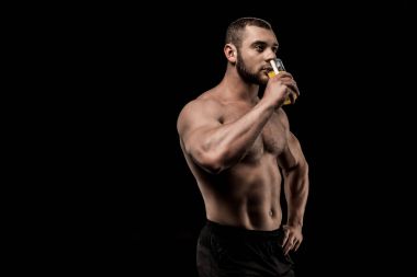 Sportif bardak suyu adamla