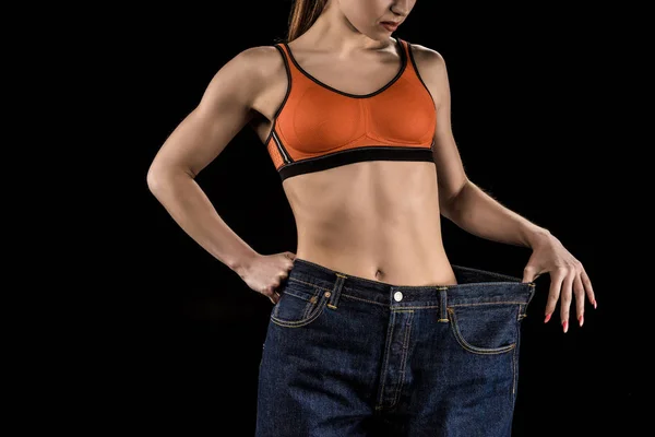 Mulher vestindo jeans grandes — Fotografia de Stock