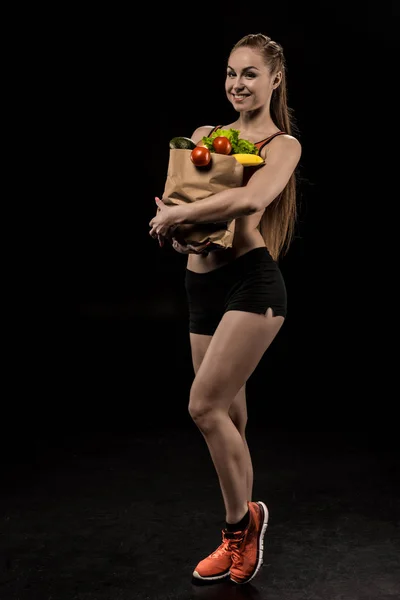 Kadın holding çanta sebzeli — Stok fotoğraf