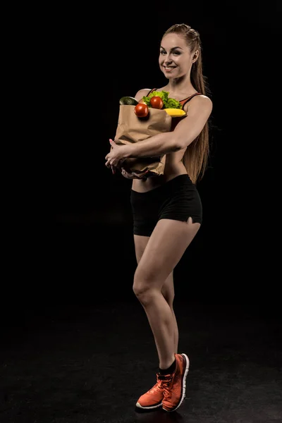 Mulher segurando saco com legumes — Fotografia de Stock