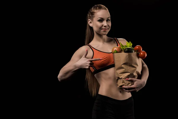 Kvinna innehav väska med grönsaker — Stockfoto