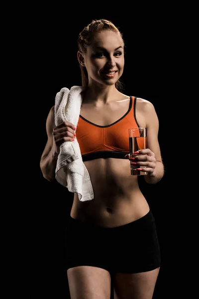 Sorrindo esportista segurando vidro de água — Fotografia de Stock