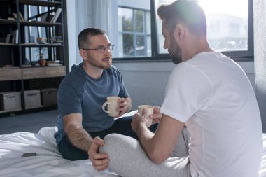 Eşcinsel çift kahve içme 