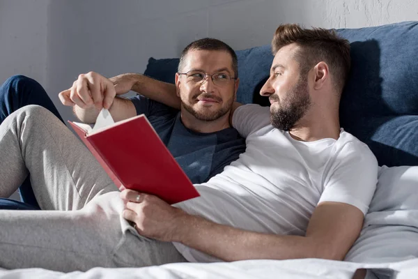 Homosexual couple reading book — Stock Photo, Image