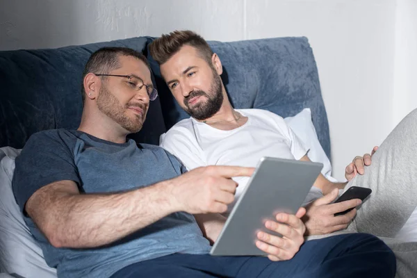 Homosexuelles Paar nutzt digitale Geräte — Stockfoto