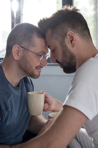 Casal homossexual beber café — Fotografia de Stock