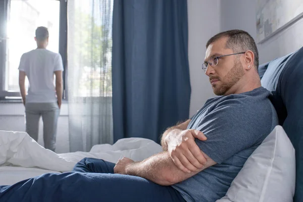 Homosexual couple in bedroom — Stock Photo, Image