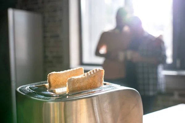 Tostadora con tostadas crujientes — Foto de Stock