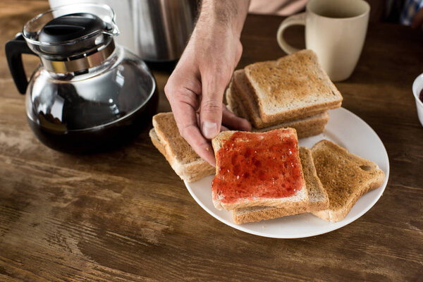 Человек ест тосты
 