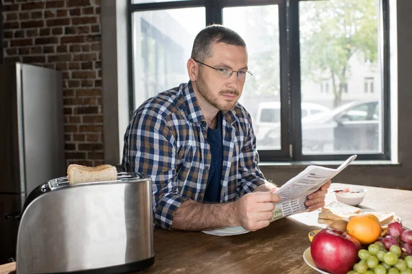 Homem lendo jornal — Fotografia de Stock