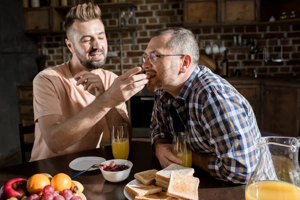 Gay couple having breakfast — Stock Photo, Image