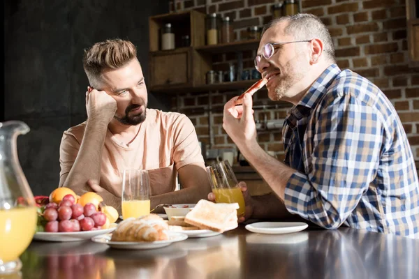 Gay casal tendo pequeno almoço — Fotografia de Stock