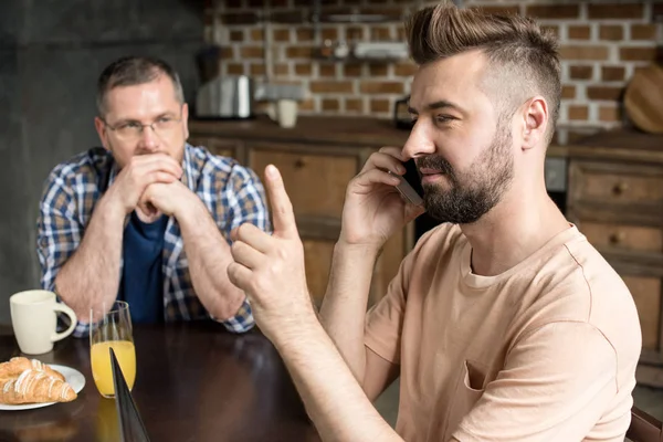 Pareja homosexual en casa — Foto de Stock