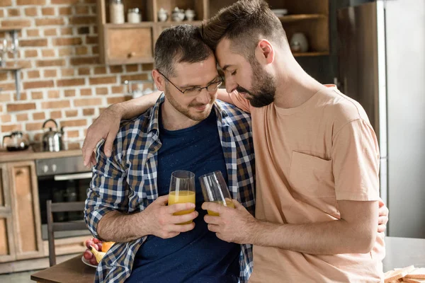 Gay coppia avendo colazione — Foto Stock