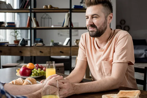 Pareja gay teniendo desayuno — Foto de stock gratuita