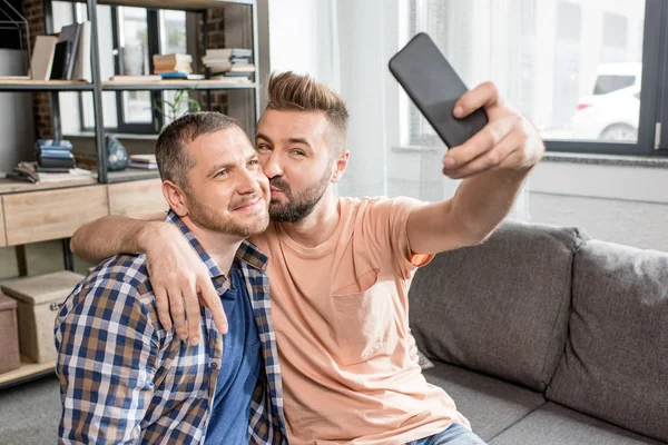 Pary homoseksualne biorąc selfie na smartphone — Zdjęcie stockowe