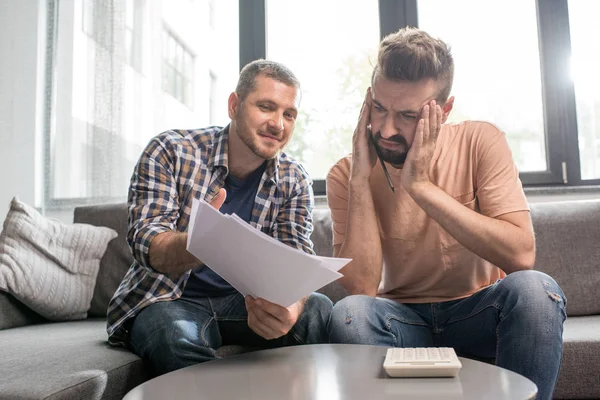 Homosexual couple counting expenses — Stock Photo, Image