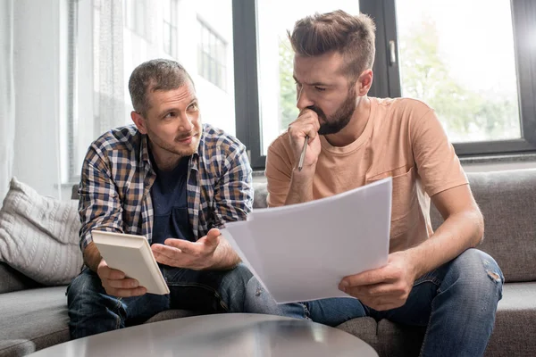 Homosexual couple counting expenses — Stock Photo, Image