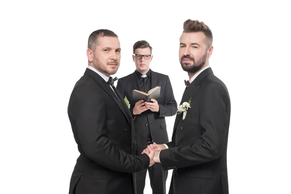 Гомосексуальная пара на свадебной церемонии — стоковое фото