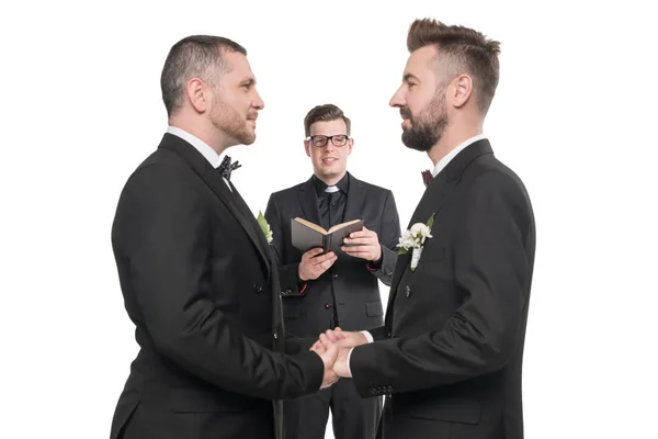 Гомосексуальна пара на церемонії весілля — стокове фото
