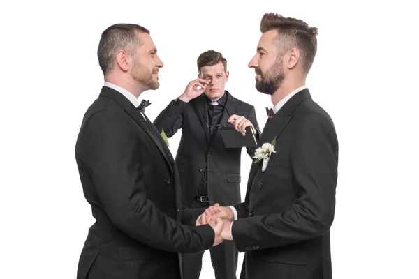 Ομοφυλόφιλο ζευγάρι κρατώντας τα χέρια στο γάμο — Δωρεάν Φωτογραφία