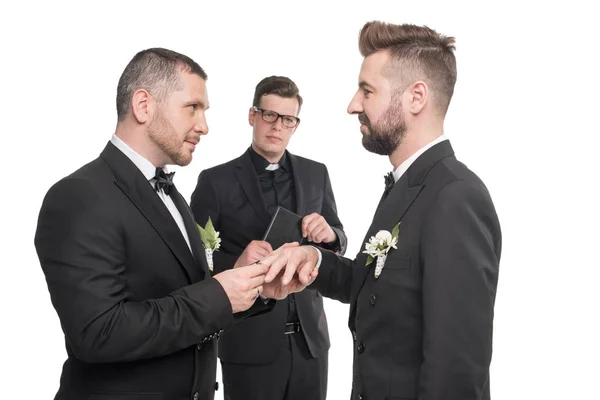 对夫妇的新郎交换戒指在婚礼上 — 图库照片
