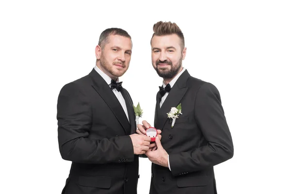Casal homossexual segurando anéis de casamento — Fotografia de Stock