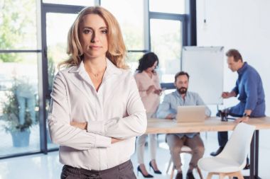 Orta yaşlı iş kadını ofiste 