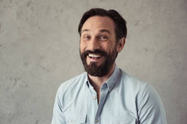 Yakışıklı sakallı adam kameraya bakan