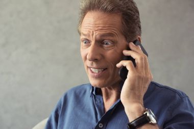 smartphone cep telefonu ile yüz ifadesi ile konuşan adam