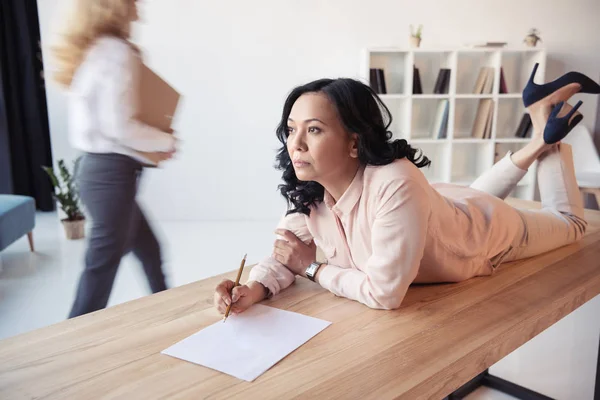 Midden leeftijd zakenvrouw in office — Gratis stockfoto