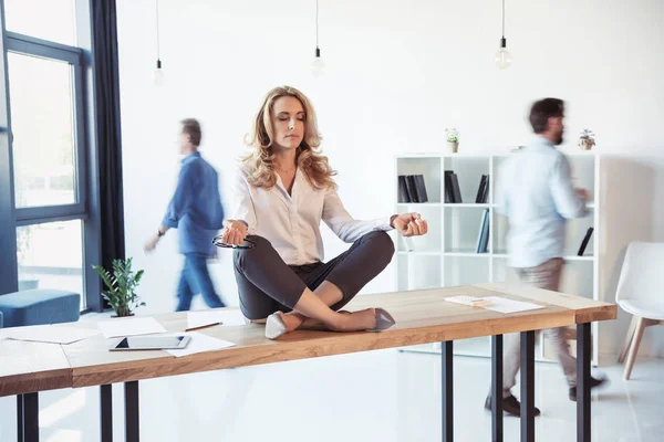 Empresária meditando no escritório — Fotografia de Stock