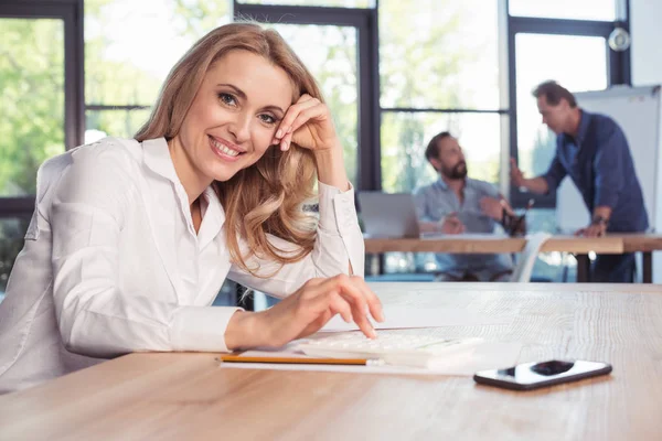 Midden leeftijd zakenvrouw in office — Stockfoto