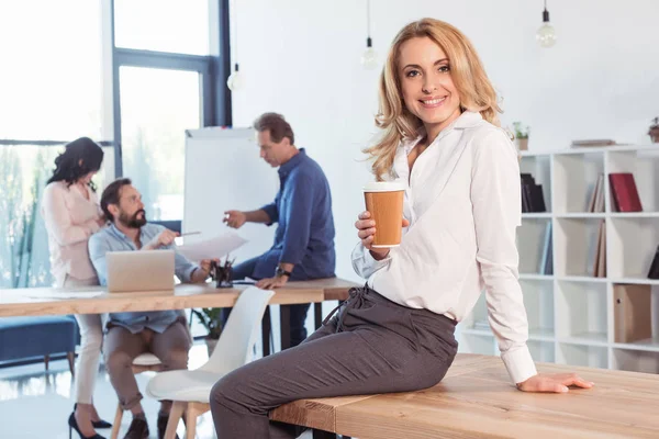 Midden leeftijd zakenvrouw in office — Stockfoto