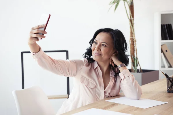 Mogna asiatiska affärskvinna tar selfie — Stockfoto