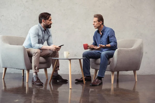 Hombres de negocios casuales hablando en el descanso del café — Foto de Stock