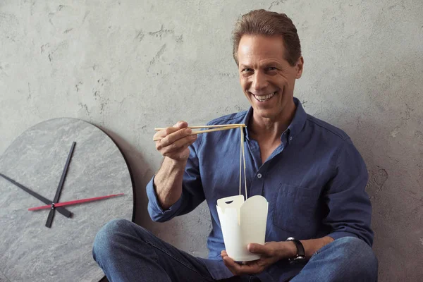 Hombre de mediana edad comiendo fideos — Foto de Stock