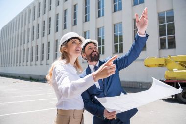 İş yerinde profesyonel mimarlar 