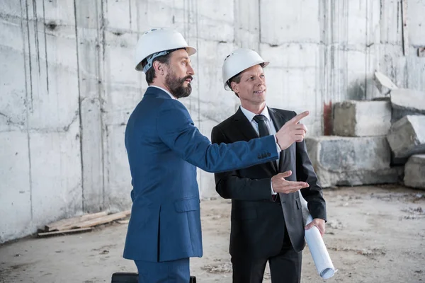 İş yerinde profesyonel mimarlar 