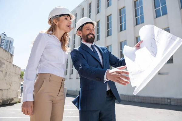 Professionelle Architekten bei der Arbeit — Stockfoto