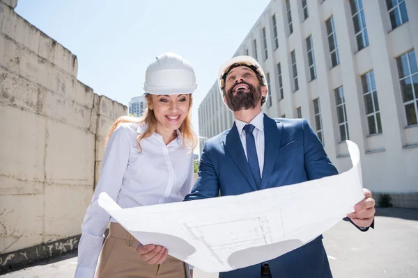 Arquitectos profesionales trabajando — Foto de Stock